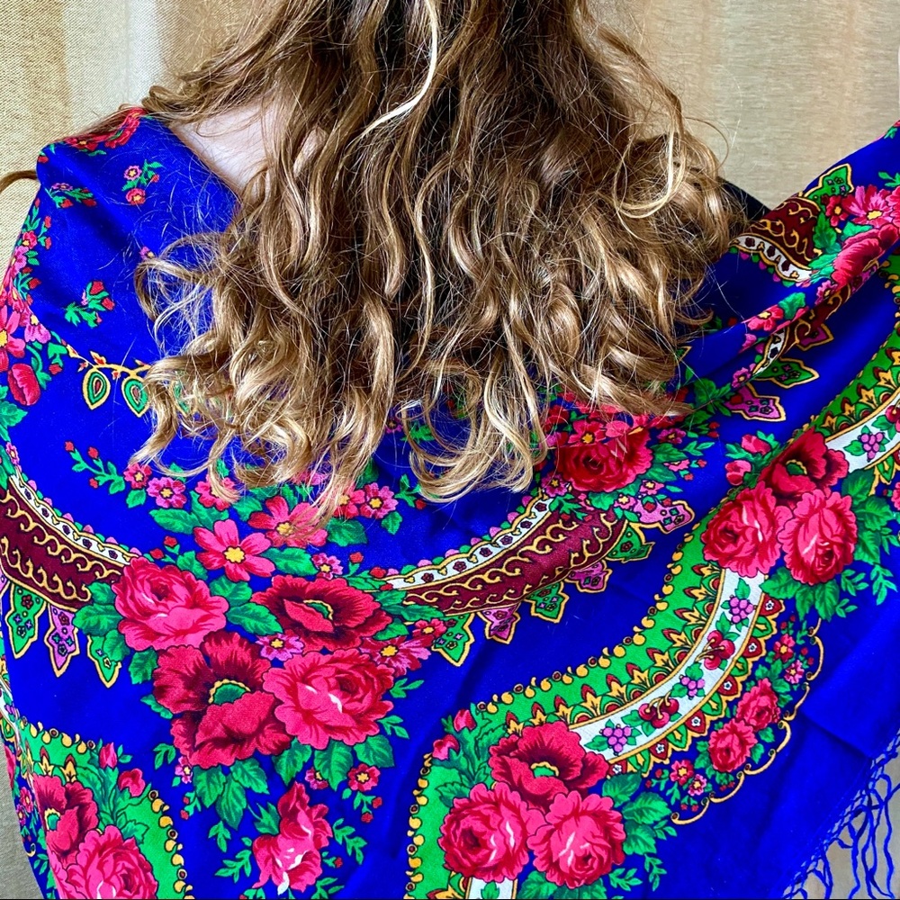 Authentic Pavlovo Posad Russian shawl.